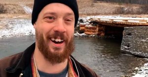 «Веселый молочник» Джастас Уолкер построил мост на Алтае (Фермер обошелся без помощи властей)