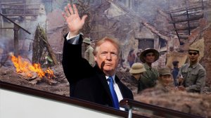 Нацархив США показал видео бомбёжки Вьетнама в день визита Трампа в эту страну