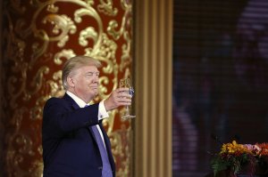 Китайские СМИ восхваляют успех «паломничества» Трампа в Пекин