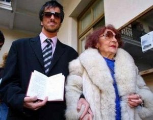 Украинец женился на собственной бабушке, чтобы откосить от армии