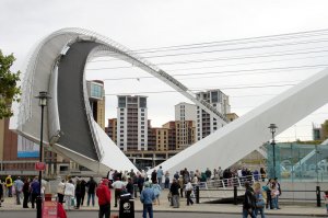 Ученые из России раскрыли математический секрет «пляшущих мостов»