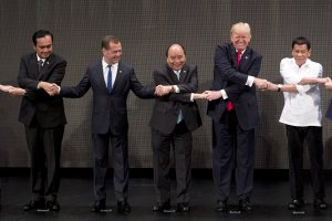 [Он вам не шаблон] Медведев на фотографии лидеров стран на саммите АСЕАН