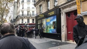 В Париже протестующие против политики Макрона начали громить банки