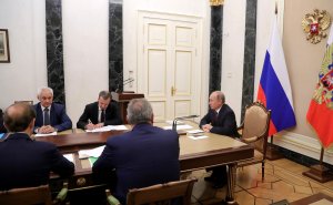 Путин предложил предоставить судам, ходящим под российским флагом, исключительные права на перевозку и хранение углеводородов в акватории Северного морского пути