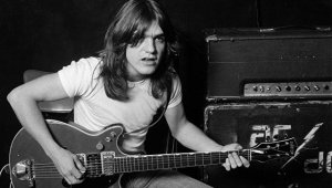 Умер один из основателей AC/DC
