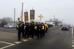 Сотрудники ГИБДД в Краснодаре провели крестный ход на опасном участке трассы