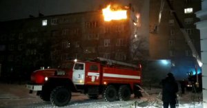 Пожар после предполагаемого взрыва газа произошел в жилом доме в Мурманске