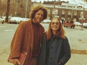 [Карточные домики] Четыре женщины обвинили Билла Клинтона в изнасиловании. Волна сексуальных разоблачений докатилась и до Белого дома