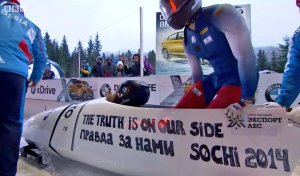 Выступающие в Канаде на Кубке мира российские спортсмены написали на бобах и  скелетонах «правда за нами» ( Российские бобслеисты и скелетонисты поддержали отстранённых МОК спортсменов)