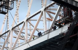 Монтаж пролетов автомобильной части Крымского моста завершится до конца года