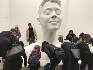 [А во лбу ... горит] Руское слово из трёх букв украсило лоб певицы Кэти Перри