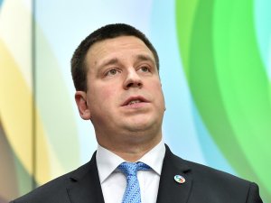 "Это просто неуважение": в Швеции самолет улетел без эстонского премьера