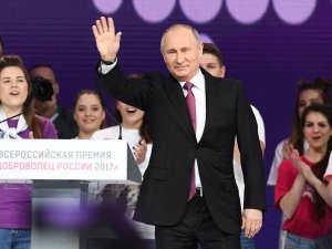 Путин объявил, что примет решение об участии в выборах президента "в ближайшее время"