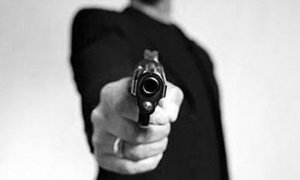 В Петербурге жителя Голландии под угрозой пистолета заставили купить пиво и сигареты