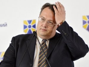 Скандальное видео, как нардеп Антон Геращенко вылизывает тарелку после еды