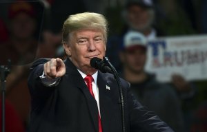 Трамп заявил, что США победили в двух мировых войнах и "поставили на колени коммунизм"