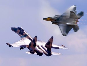 В возглавляемой США коалиции не комментируют инцидент между F-22 и Су-35С над Сирией