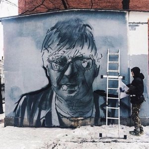 "Ленэнерго" отказалось закрашивать граффити с Юрием Шевчуком в центре Петербурга