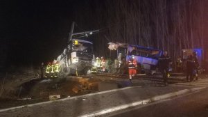 При столкновении автобуса и поезда во Франции погибли дети Погибли как минимум четыре человека.