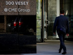 Чикагская биржа CME Group начала торговлю фьючерсами на биткоин. Цена на январь 2018 года составила 19,5 тыс. долларов