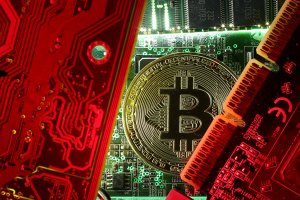 «Киты» против «хомячков»: кто стоит за обвалом биткоина