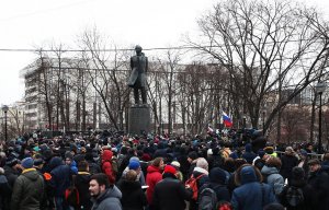 [вся  рать] На "акции Яшина" в Лермонтовском сквере в Москве собралось около 300 человек