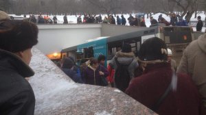 Автобус протаранил группу людей на Славянском бульваре в Москве