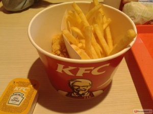 KFC наказала сотрудницу, которая выкинула еду петербургского бездомного в мусор