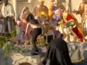 Полуголая активистка Femen задержана полицией Ватикана за попытку выкрасть Младенца Христа из вертепа