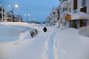 На Сахалине бабушку сдуло с балкона в сугроб, а в больницу ее привезли в ковше погрузчика