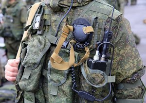 Прибор для физиологической онлайн оценки состояния бойца испытают пехотинцы в составе экипировки "Ратник"