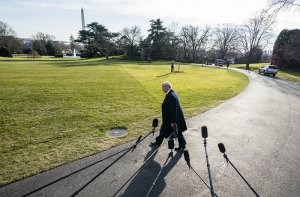 Юристы Трампа потребовали запретить публикацию книги о жизни в Белом доме. Президент пришел в ярость после публикации отрывков из книги, где описывается якобы реальное положение дел в администрации