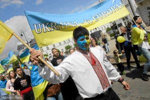 Gazeta Wyborcza: В Польше на заводе украинцев заставляют носить сине-желтую униформу