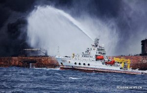 Китайские спасатели стараются потушить пожар на загоревшемся иранском танкере, их работу осложняют постоянные дефлаграции