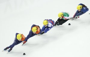 Женская сборная России завоевала золото чемпионата Европы по шорт-треку в эстафете  (Семен Елистратов завоевал серебро  на дистанции 1000 м)