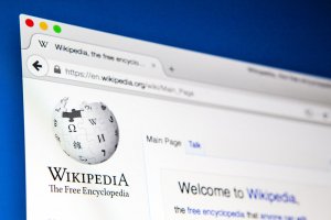 "Википедия" запретила менять "на Украине" на "в Украине"