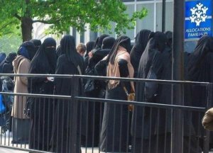 Обычная очередь в бюро по выплате семейных пособий во Франции