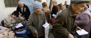 Правительство Украины хочет забрать пенсии у большинства переселенцев.