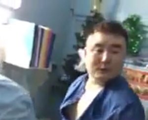В Якутии прокуратура начала проверку после публикации видео, где врач напал на пациентку