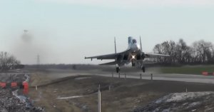 Конвейерная посадка: два Су-30М2 и истребитель-бомбардировщик Су-34 впервые отработали приземление на автодорогу