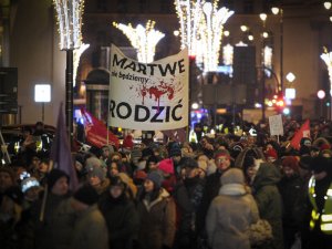 В Польше манифестанты закидали красной краской здание правящей партии из-за планов еще больше ужесточить суровый закон об абортах