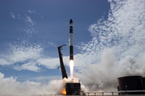 Частная компания Rocket Lab впервые успешно запустила лёгкую ракету Electron