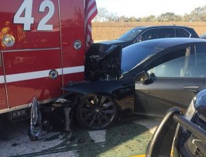 Автопилот Tesla Model S въехал в стоящую пожарную машину.