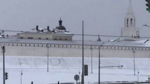 Накануне визита Путина в Казань у кремля кто-то вытоптал надпись «Воры»