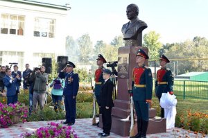 Когда его нашли, он, израненный, держал в руке гранату без чеки, а вокруг горела земля