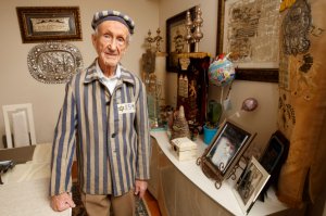 Переживший холокост 92-летний старик носит робу концлагеря, чтобы люди помнили. Эд считает, что каждый мирный день для него — праздник