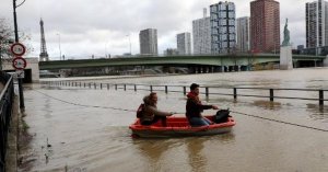 В Париже поднимается уровень воды, Лувр готовят к эвакуации