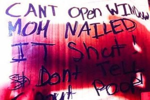 Надпись на окне дома в Калифорнии, где дети умирали без еды: «Не смогли открыть - мама заколотила»