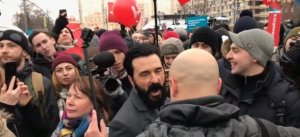Полицейские задержали в Москве мужчину, сломавшего камеру британскому журналисту