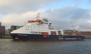 Российский флаг поднят на ледокольном судне "Евгений Примаков"